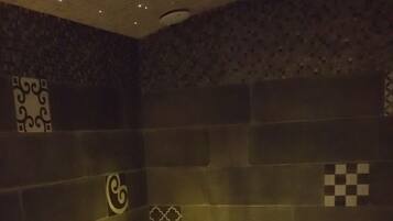 Couples treatment room(s), sauna, hot tub, steam room