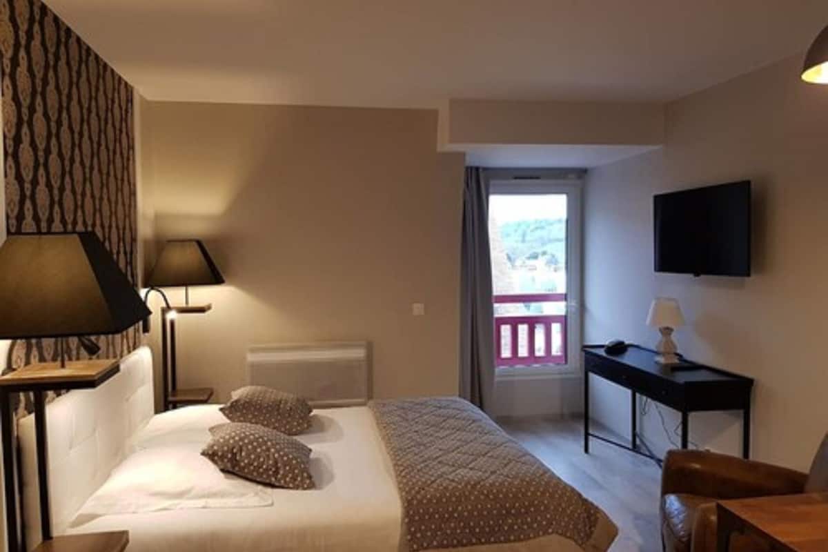 club loggia | 1 bedroom, in-room safe, desk, laptop workspace