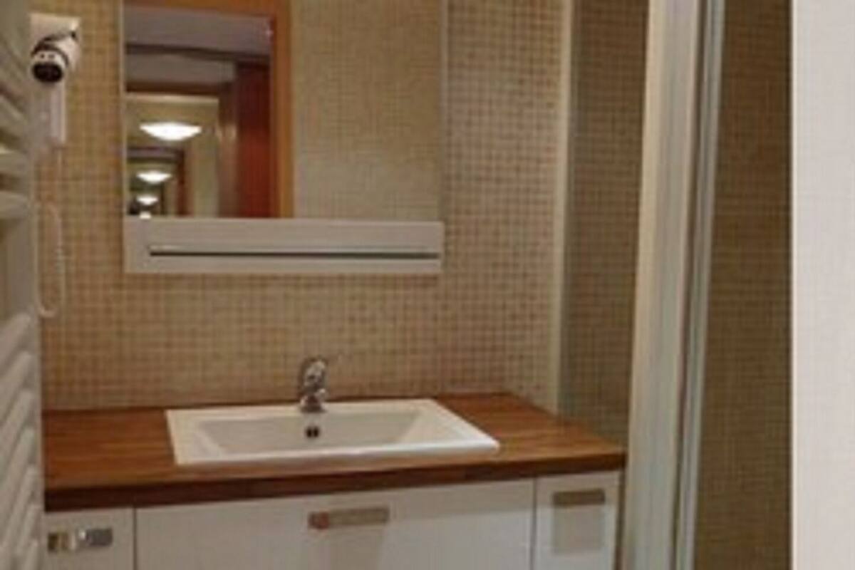 combined shower/bathtub, free toiletries, hair dryer, bathrobes