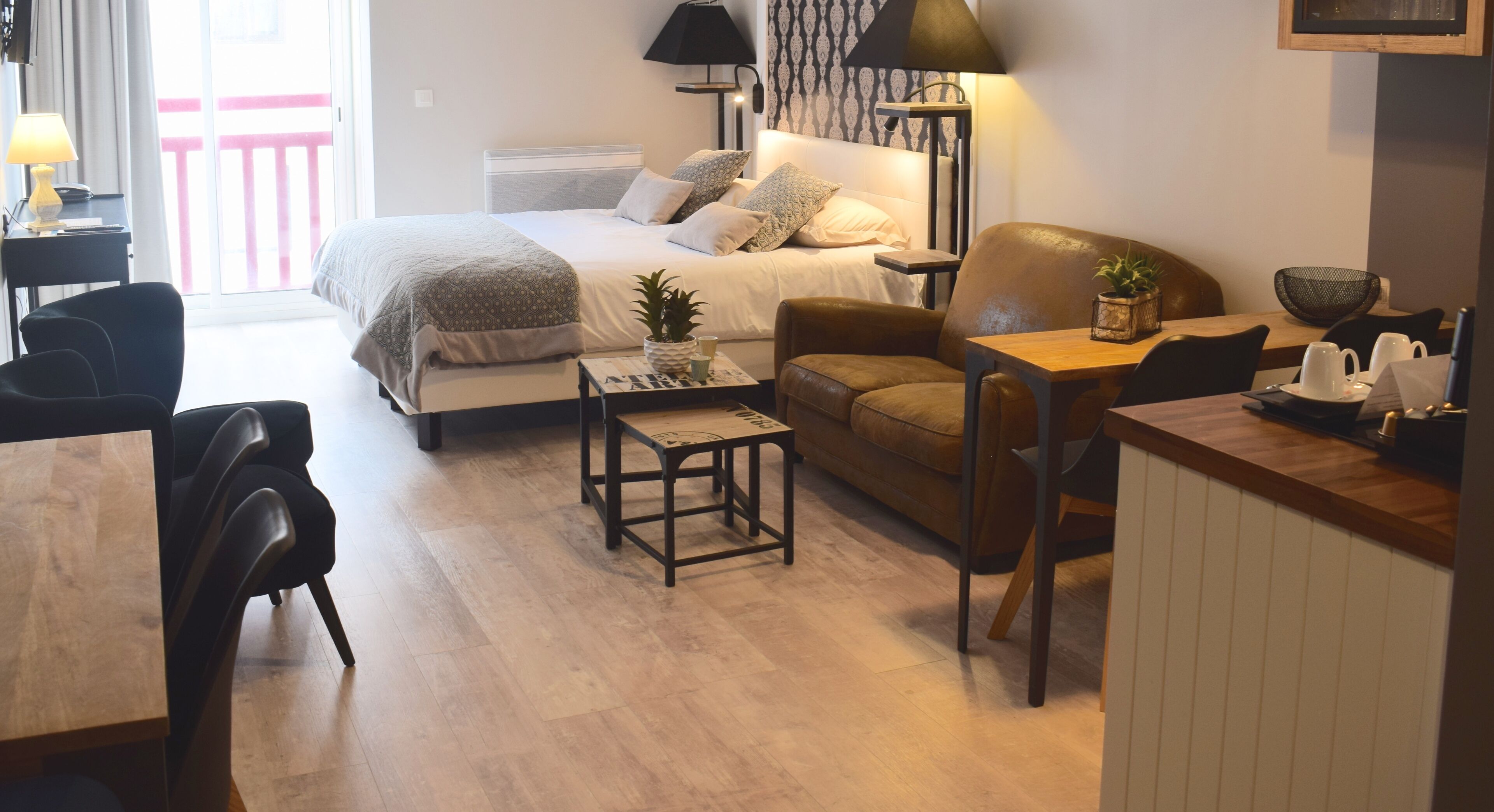 Family Suite | In-room safe, desk, laptop workspace, blackout curtains