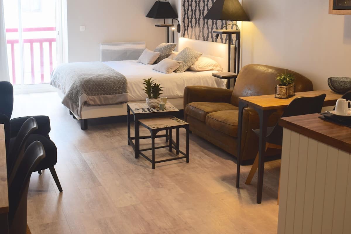 family suite | 1 bedroom, in-room safe, desk, laptop workspace