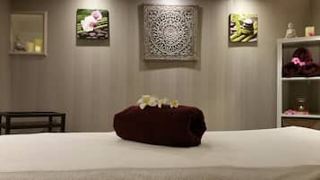 Salas de tratamiento para parejas, sauna y tina de hidromasaje