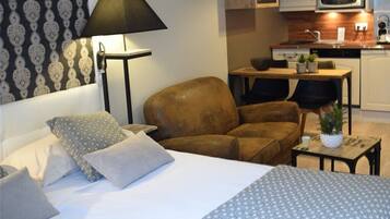 Family Suite | 1 bedroom, in-room safe, desk, laptop workspace