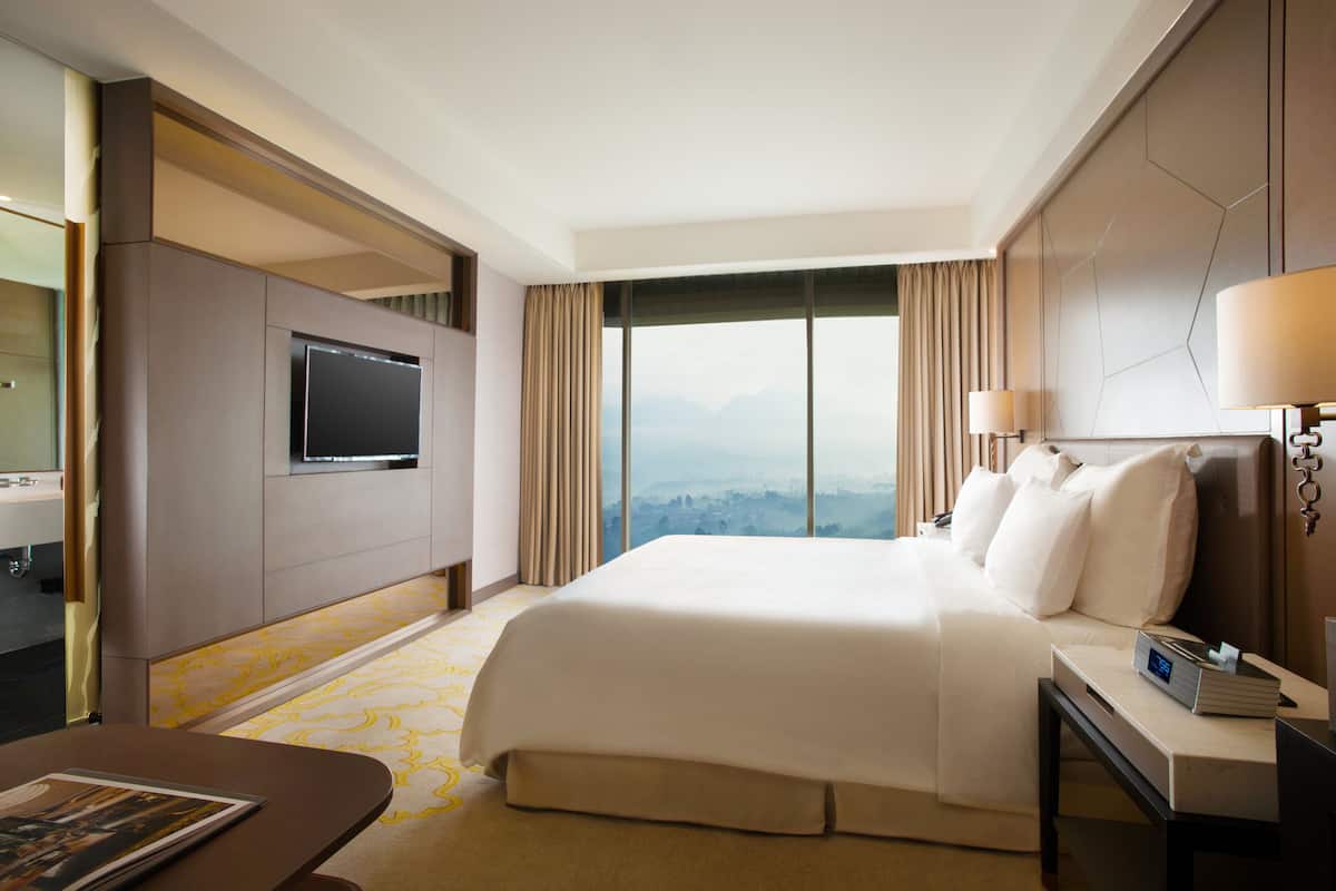 1 bedroom, premium bedding, minibar, in-room safe
