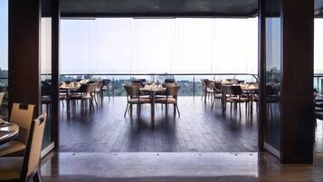 Frokostbuffé hver dag (IDR 211750 per person)