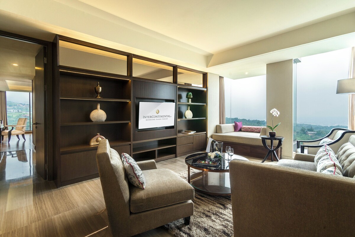 Suite, 1 Twin Bed (Keraton) | Premium bedding, minibar, in-room safe, desk