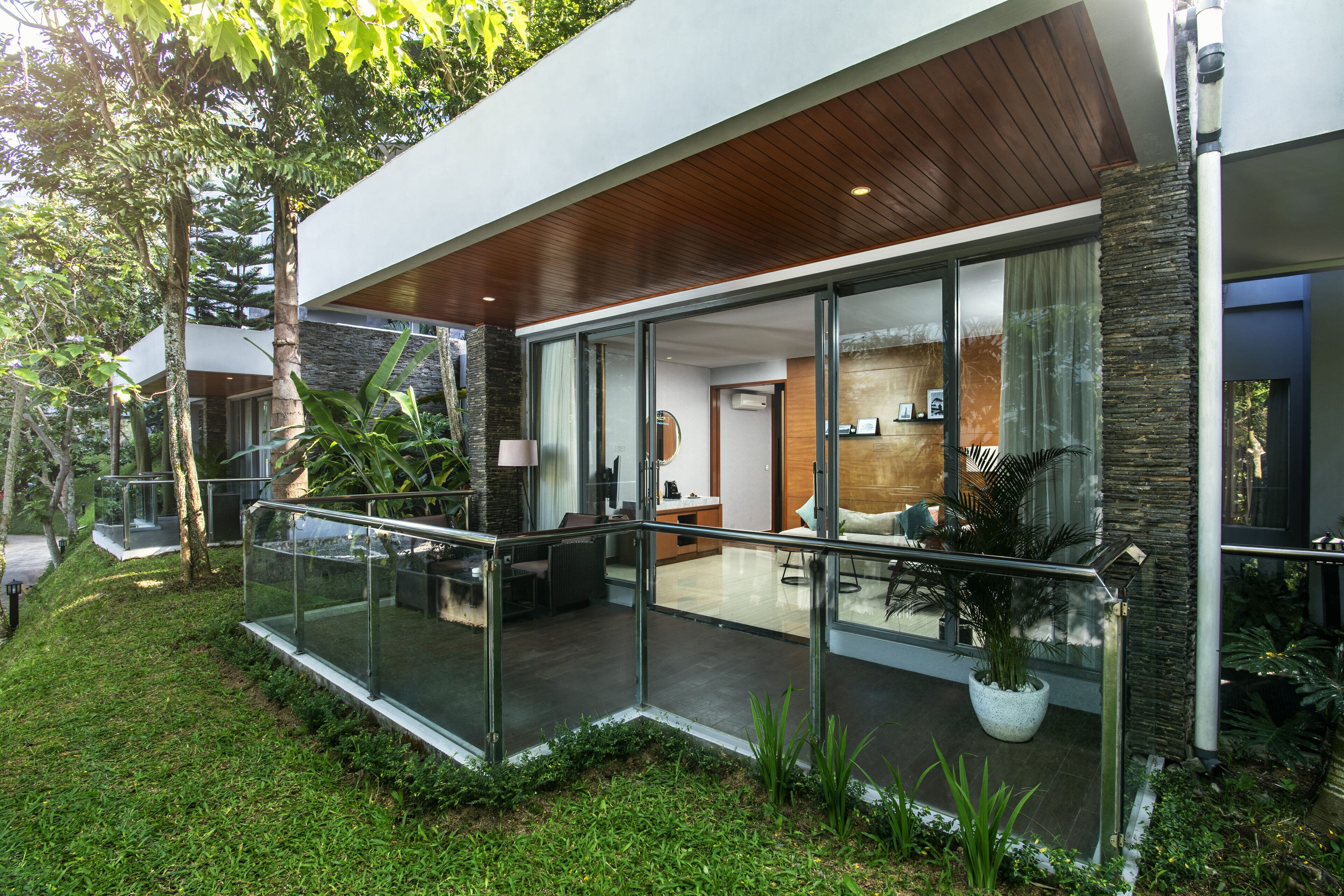 Villa (Kembang) | Blick auf den Garten