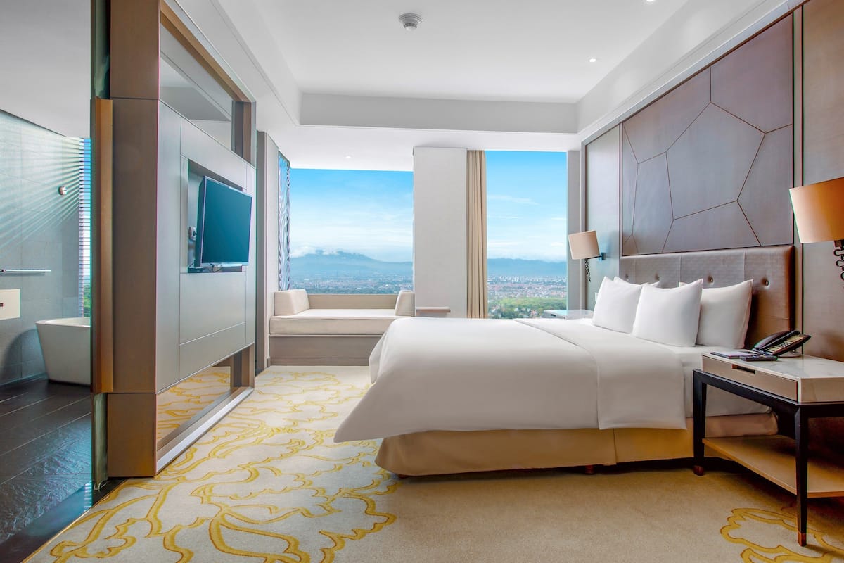 1 bedroom, premium bedding, minibar, in-room safe