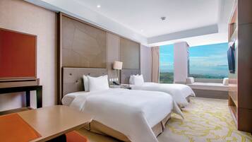 Seprai premium, minibar, brankas, dan meja kerja