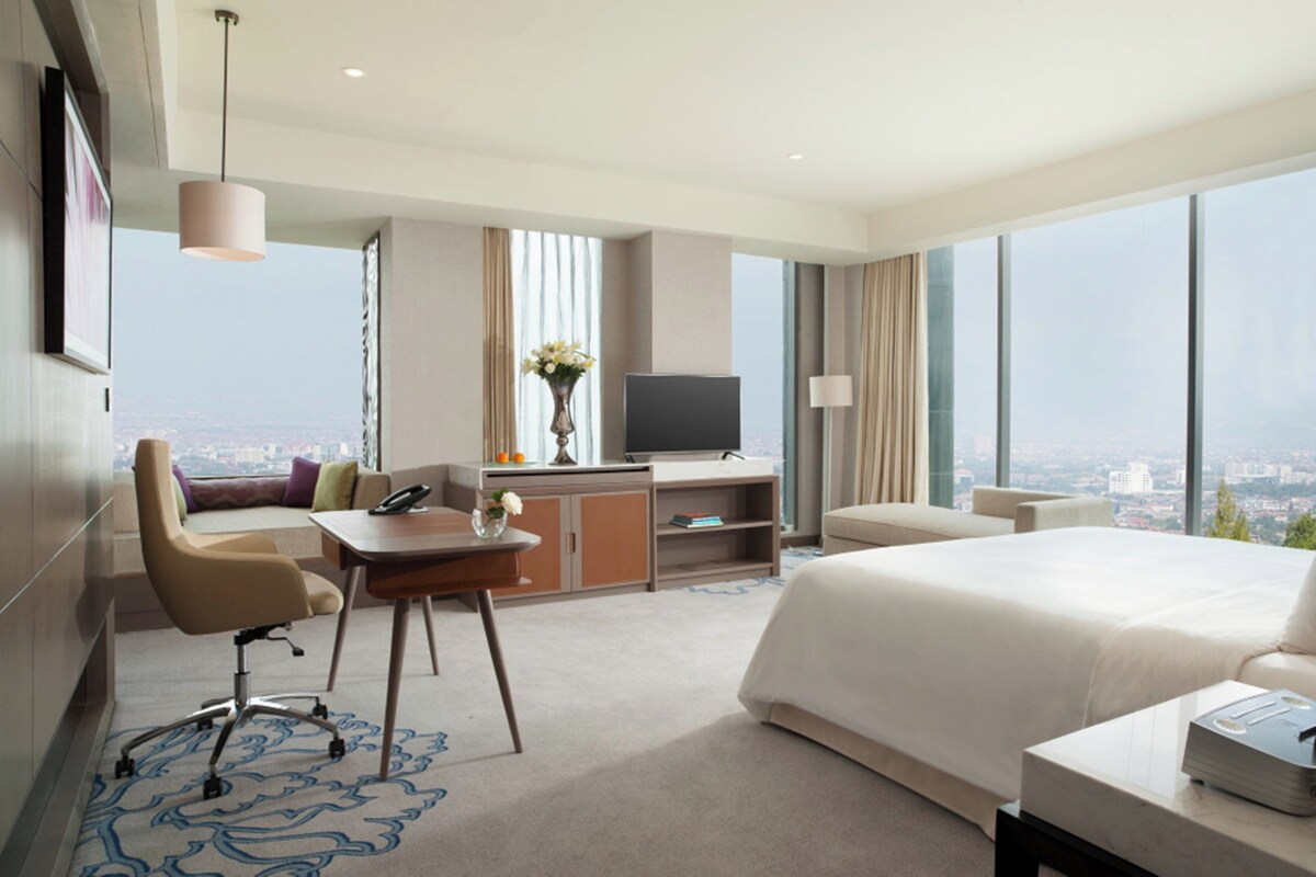 Junior Suite, 1 King Bed, Club Lounge Access | Premium bedding, minibar, in-room safe, desk