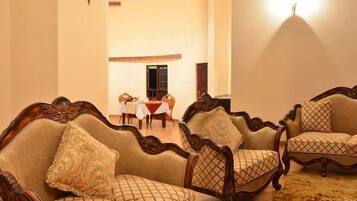 Minibaari, tallelokero huoneessa, työpöytä, pimennysverhot