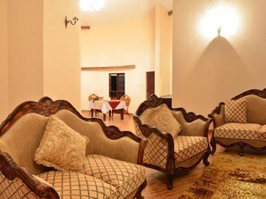 ミニバー、セーフティボックス (室内)、デスク、遮光カーテン