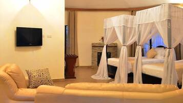 Minibaari, tallelokero huoneessa, työpöytä, pimennysverhot