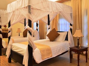 Quarto duplo luxo, banheira de hidromassagem | Frigobar, cofres nos quartos, escrivaninha, cortinas blackout