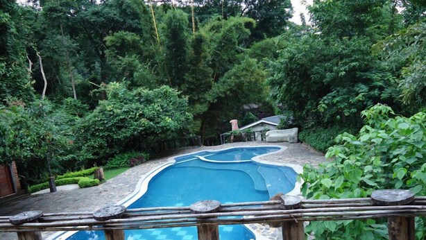 Una piscina al aire libre