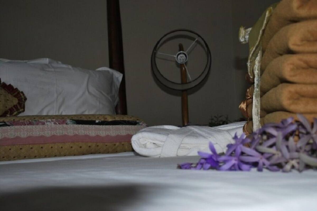 Minibar, wifi gratis, despertador y ropa de cama