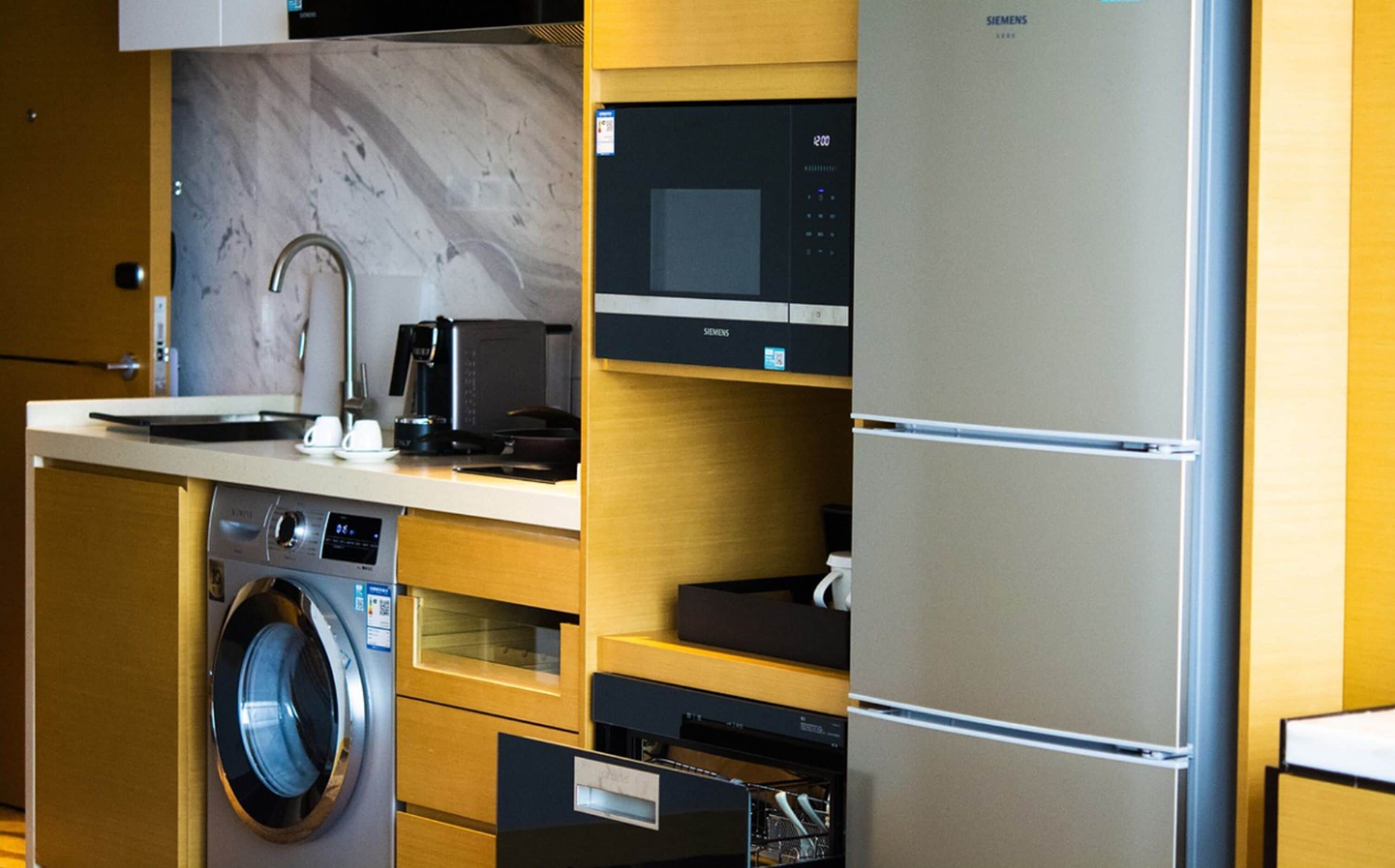 deluxe apartment, 1 king bed | premium bedding, down duvets, minibar, in-room safe