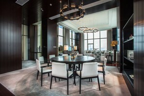 Suite presidencial, 1 llit de matrimoni gran, no fumadors | Zona de menjador de l'habitació