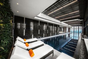 Kolam renang indoor