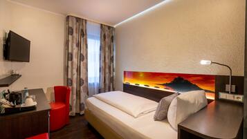 Standard Single Room | Hypo-allergenic bedding, in-room safe, desk, iron/ironing board