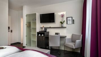 Comfort Double Room, 1 Double Bed | Hypo-allergenic bedding, in-room safe, desk, iron/ironing board