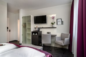 Habitación Confort doble, 1 cama doble | Ropa de cama hipoalergénica, caja fuerte, escritorio