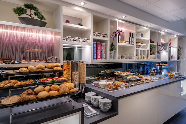 Se ofrece un desayuno bufé todos los días (18 EUR por persona)