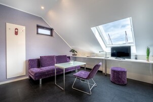 Una televisión de pantalla plana