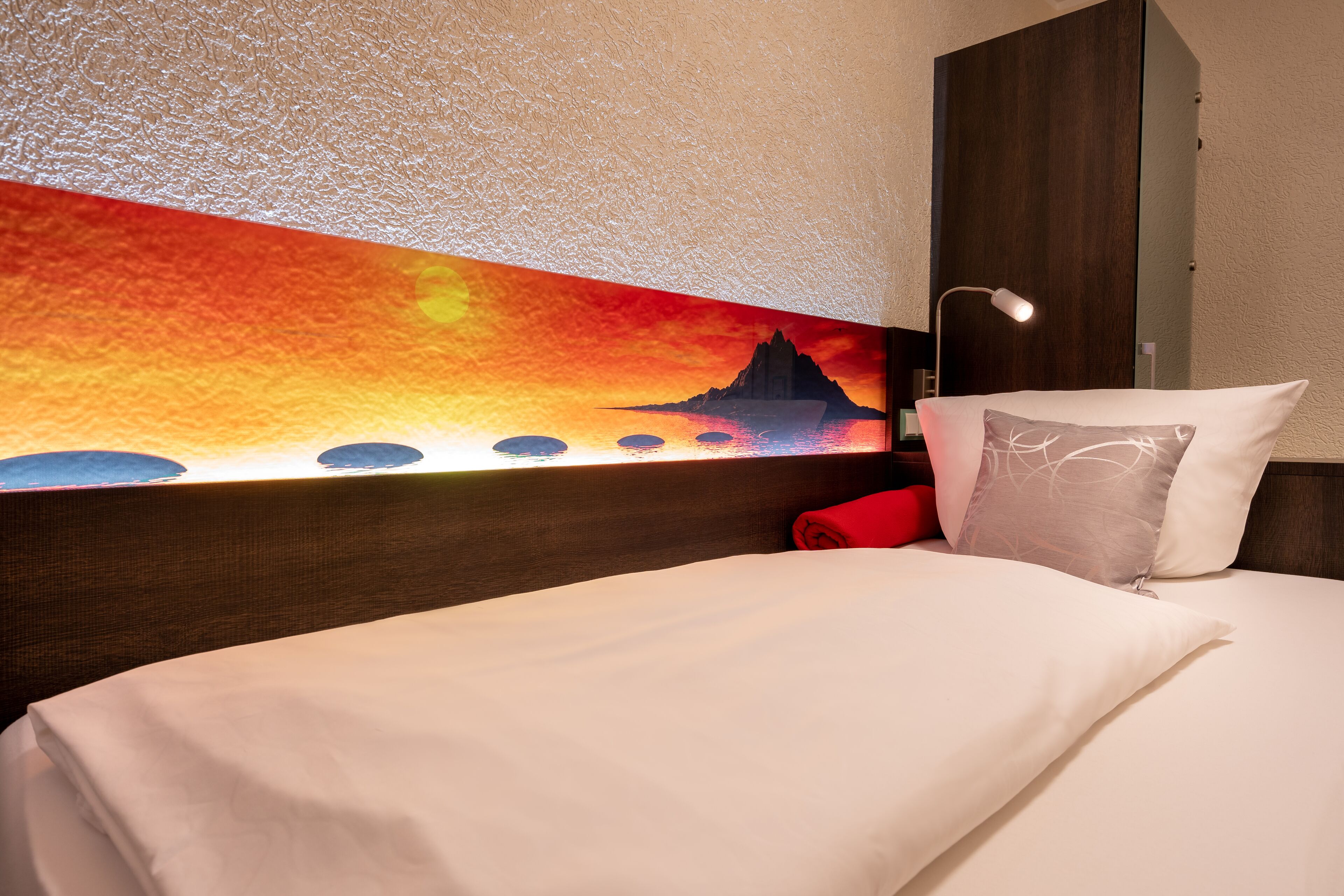 standard single room | hypo-allergenic bedding, in-room safe, desk, iron/ironing board