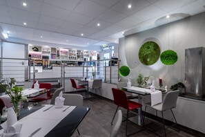 Petit déjeuner buffet (18 EUR par personne)