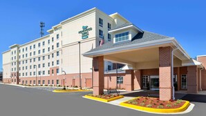 A large hotel with a prominent entrance, multiple floors, and a clear sky. - Homewood Columbia Laurel (Laurel)