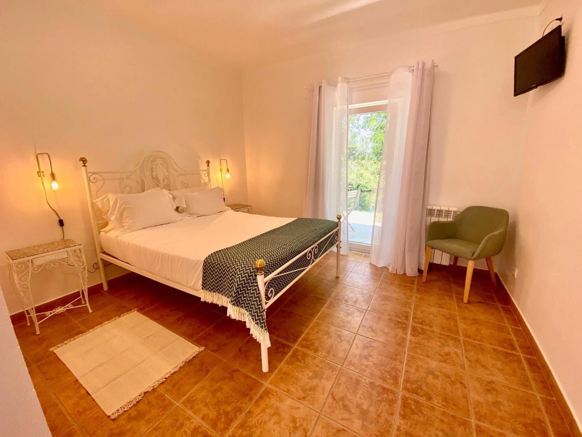 1 bedroom, soundproofing, bed sheets