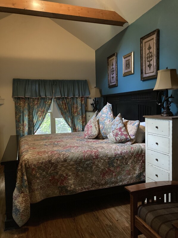 Exclusive Cottage, Jetted Tub | Soundproofing, iron/ironing board, free WiFi, bed sheets