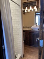 Luxury Tree House | Bathroom | Shower, hair dryer, towels