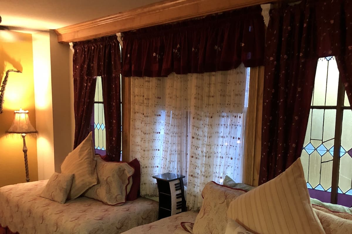 بديكورات فريدة لكل غرفة وطراز فريد لكل وحدة ومكواة/لوح كي