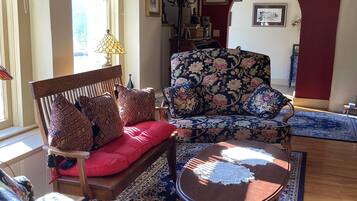 ファミリー スイート (Ashley Lodge) | リビング エリア | テレビ、暖炉