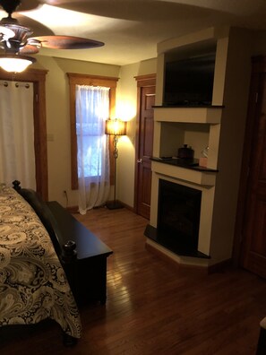 The Apartment at Briarwood Lodge | Individually decorated, individually furnished, iron/ironing board - All Seasons Inn (Eureka Springs)