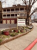 Un edificio con un cartel que indica 'All Seasons In Parking' y 'Daffodil Cottage'.