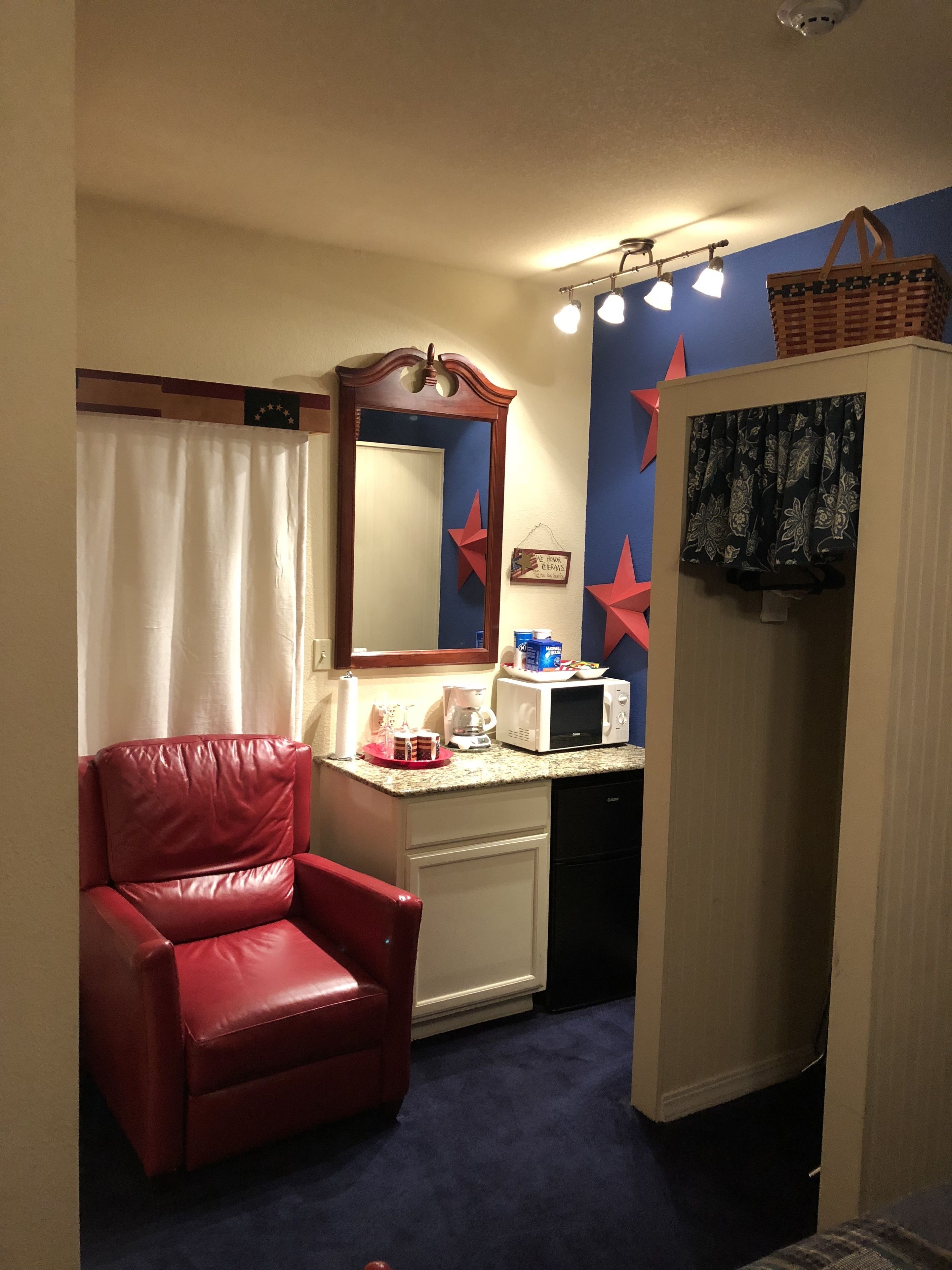 4th of july at all seasons inn | living area | tv, fireplace