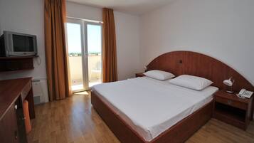 Double Room, Balcony | Down duvets, in-room safe, soundproofing, free WiFi