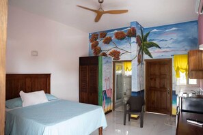 Bañera con ducha, secador de pelo, toallas