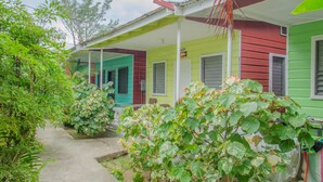 Un hilera de casas coloridas con un sendero de hormigón que las conecta.