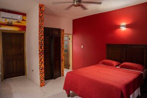 Habitación estándar, cocina básica (with Air Conditioning) | Baño | Ducha y bañera combinadas, secador de pelo y toallas