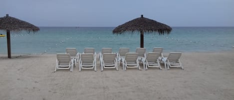 Na praia, areia branca