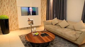 Premier Suite | 1 bedroom, premium bedding, minibar, in-room safe