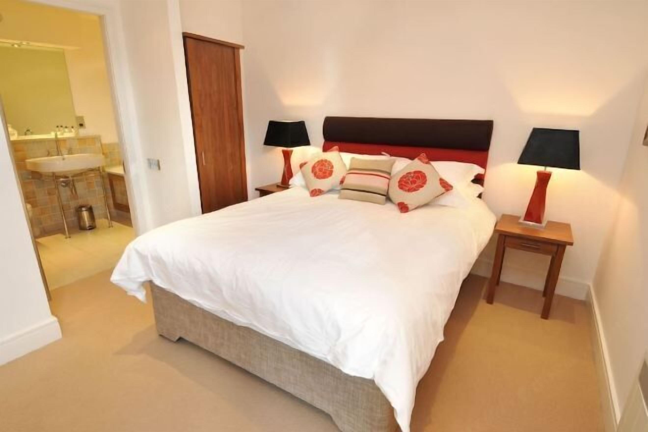 In-room safe, iron/ironing board, travel cot, free WiFi