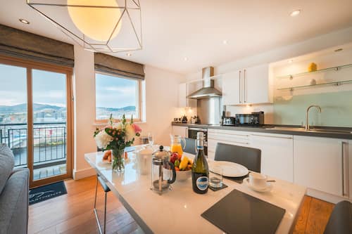 Appartement Deluxe, 2 chambres, 2 salles de bains, vue fleuve | Coin cuisine privé | Grand réfrigérateur, micro-ondes, four, plaque de cuisson
