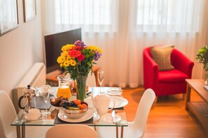 Classic-Apartment, 2 Schlafzimmer, Nichtraucher, 2 Bäder (Limited View) | Wohnbereich