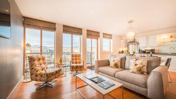 Apartamento luxo, 2 quartos, 2 banheiros, vista para o rio | Área de estar | TV de tela plana