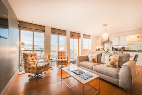 Departamento Deluxe, 2 habitaciones, 2 baños, vista al río | Área de sala de estar | Televisión de pantalla plana